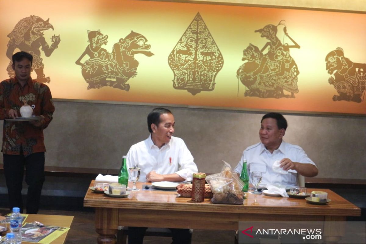 Jokowi-Prabowo Subianto makan sate bersama di Senayan