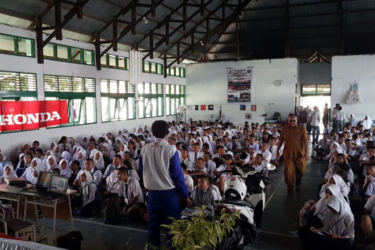 CV. Anper Palu edukasi siswa SMAN 2 tentang cara aman berkendara