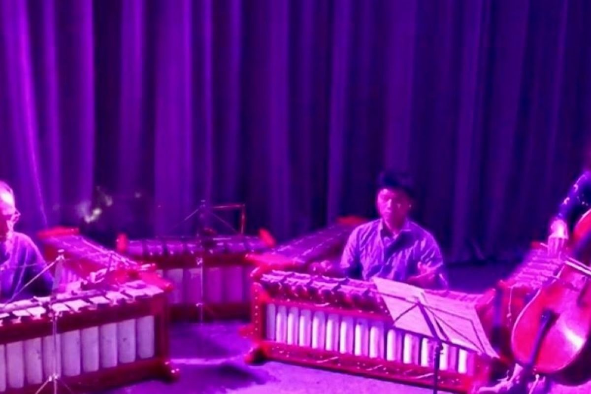 Gamelan dan cello tampil bareng di pentas Intimate Gamelan London