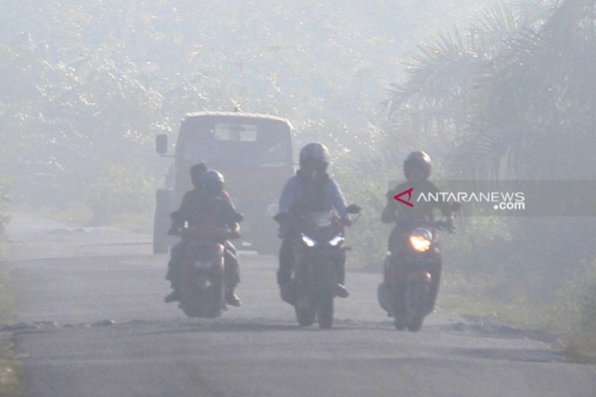 Kabut asap berbau menyengat melanda daerah ini