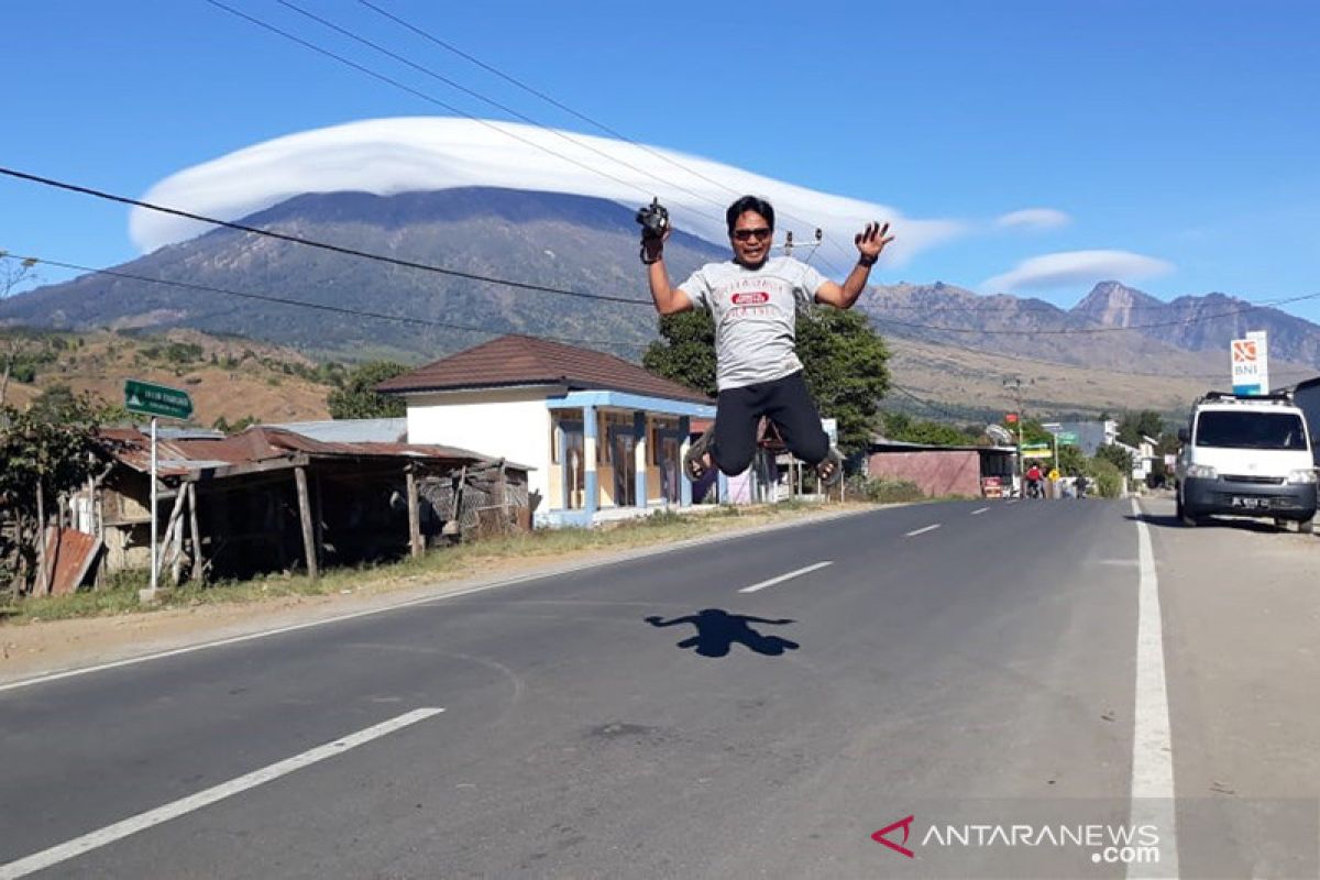 Fenomena topi awan di Gunung Rinjani dikaitkan dengan gempa