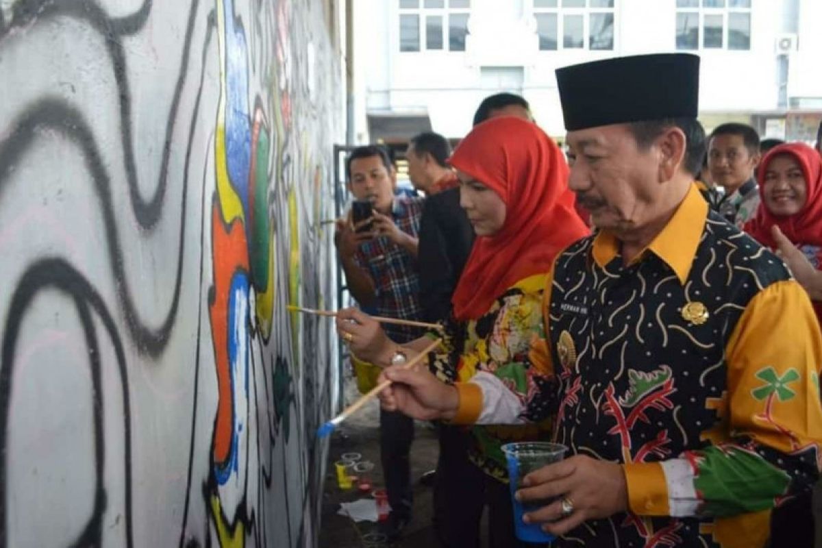 1.500 pelajar pecahkan rekor MURI buat mural di jembatan layang