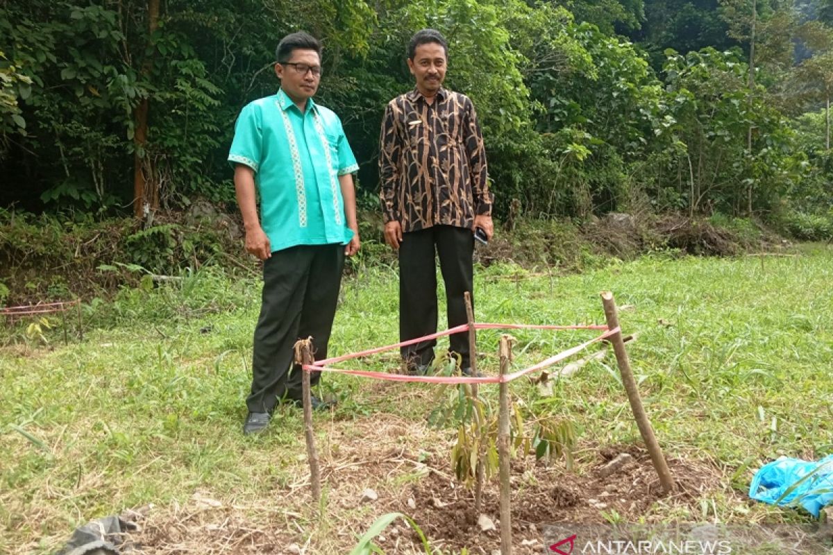 Di taman pendidikan SMAN Agam Cendekia siswataman pohon atas nama mereka