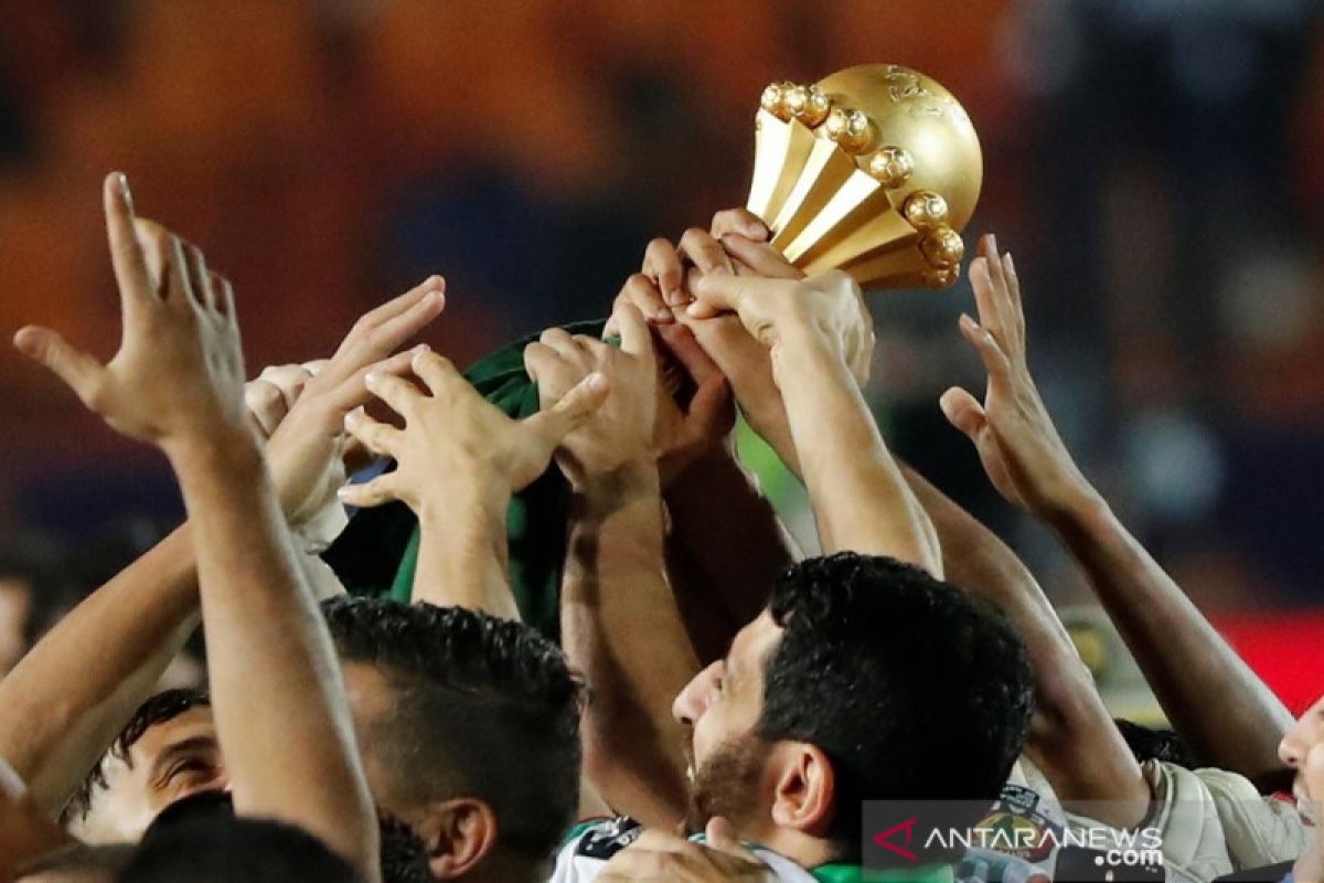 Belmadi bersuka cita dengan trofi Piala Afrika 2019