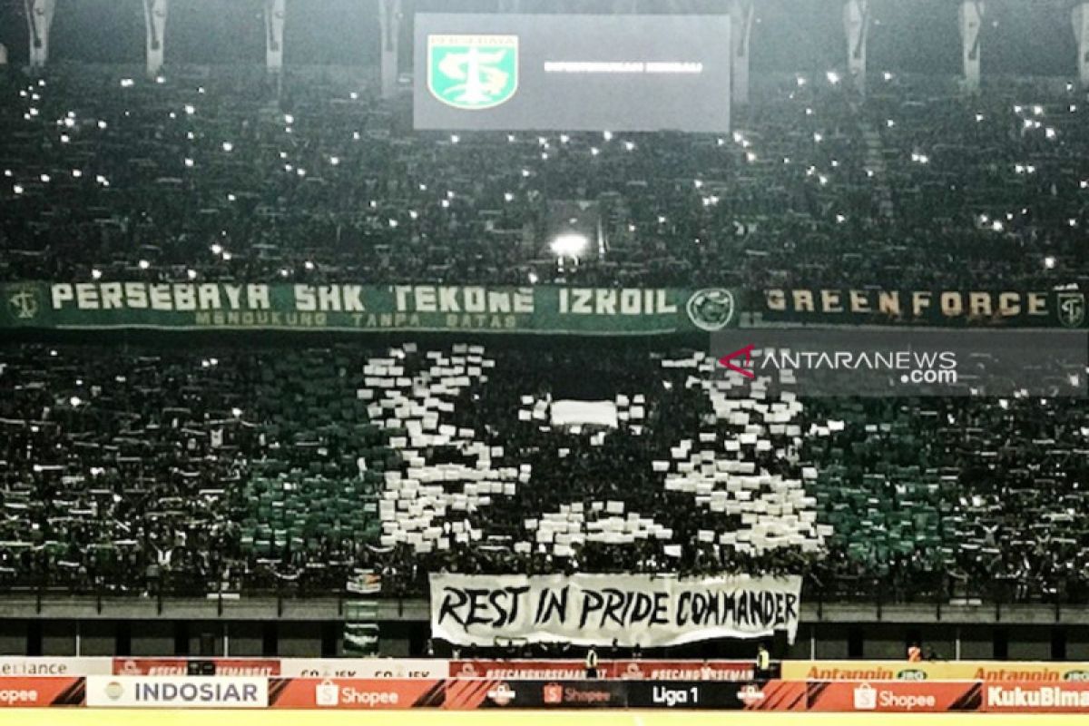 Bonek berkaos hitam kenang Cak Jhoner saat laga Persebaya