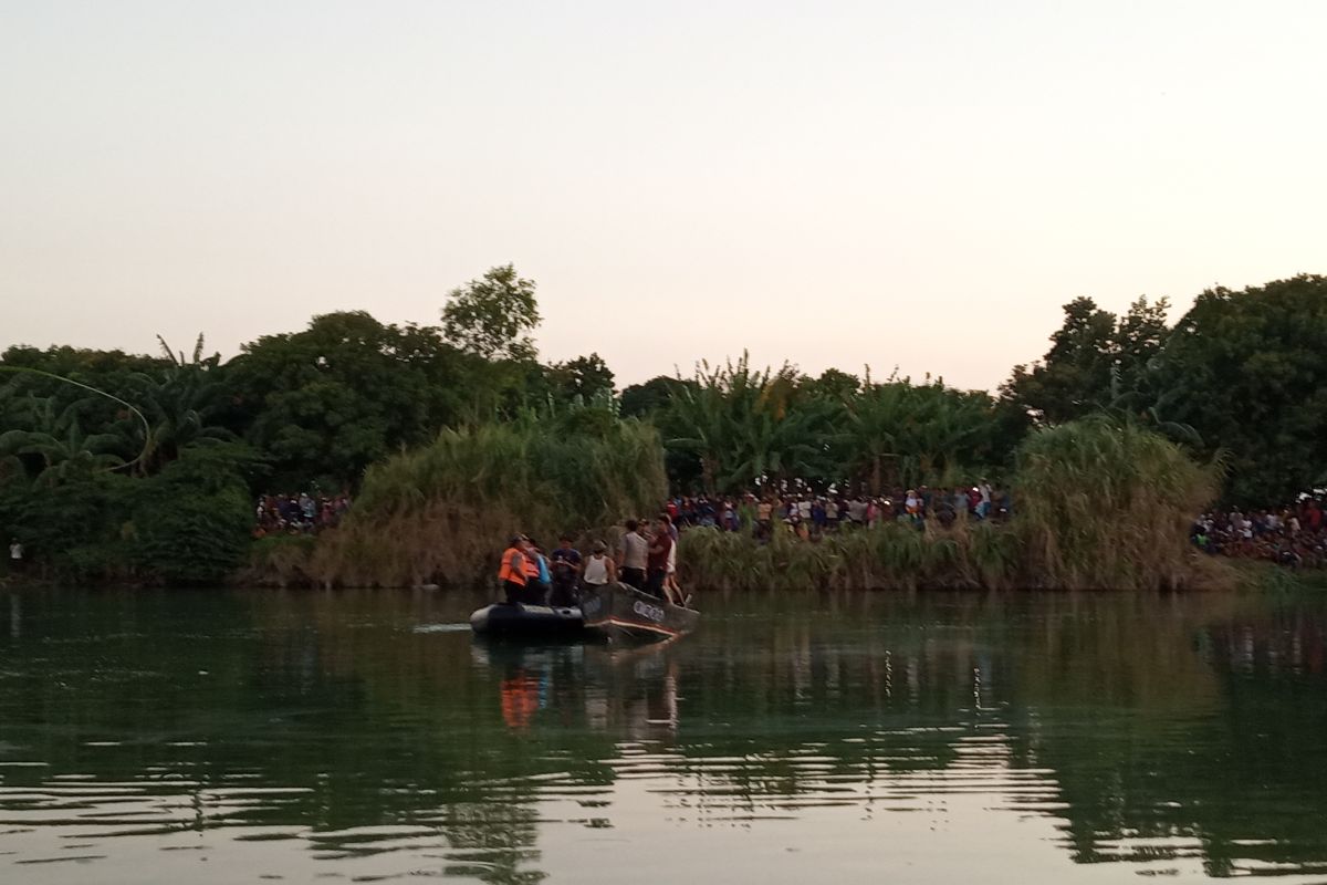 Petugas cari korban Cessna terseret arus Sungai Cimanuk