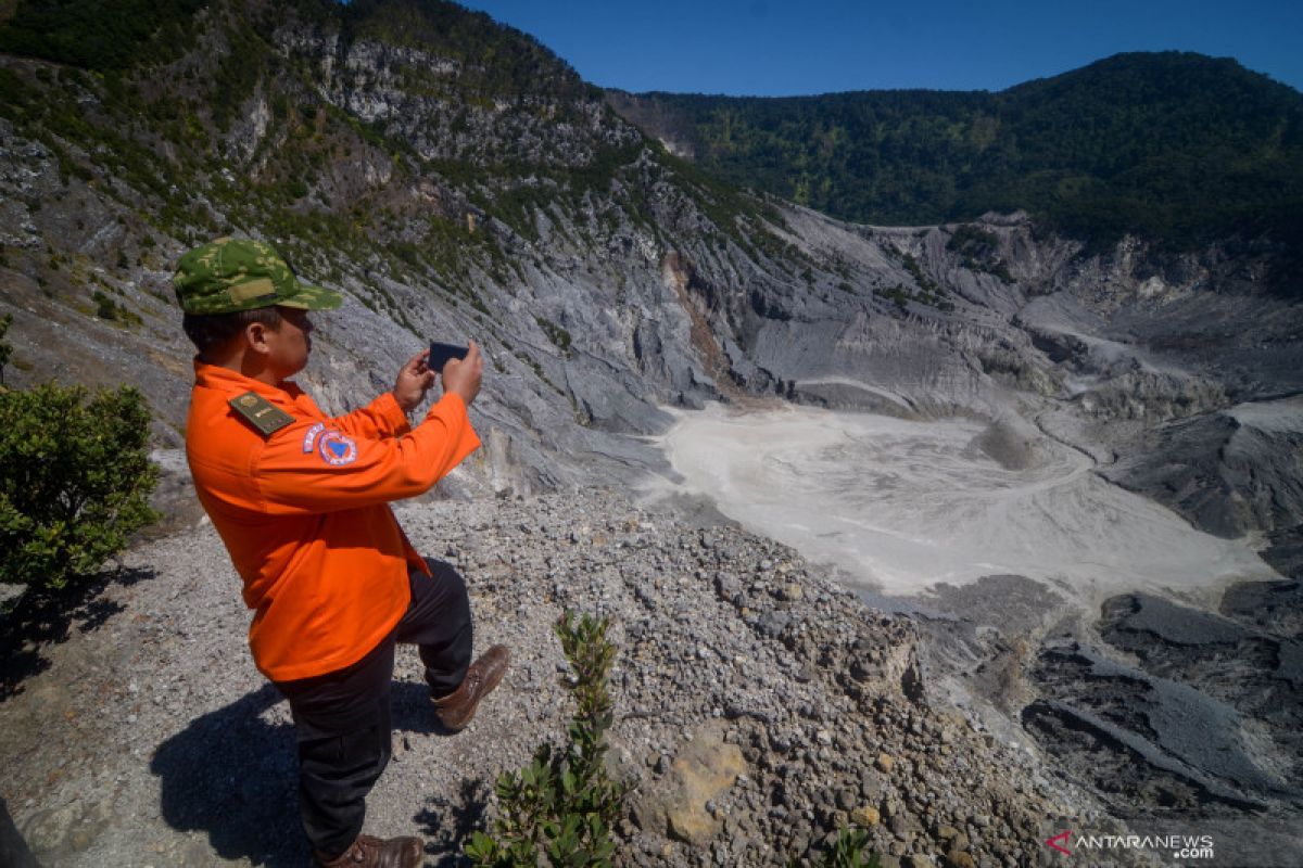 Masyarakat dilarang mendekati Kawah Ratu Gunung Tangkuban Parahu