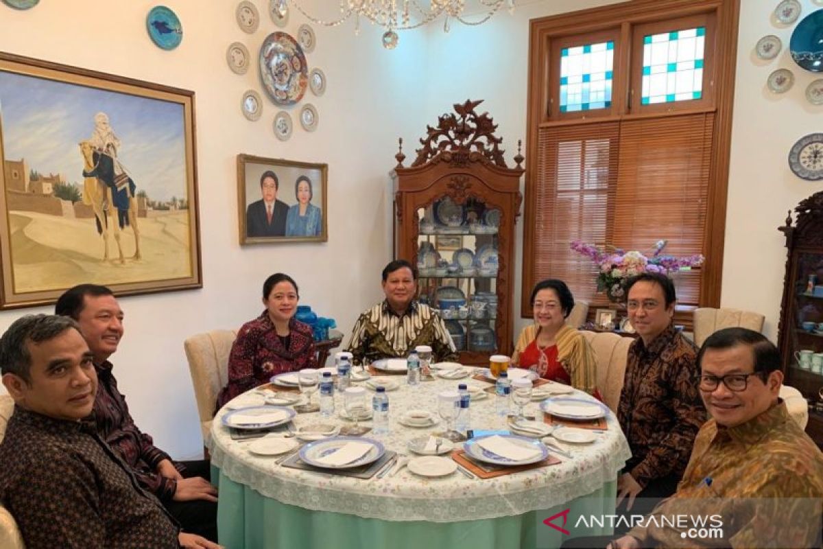 Megawati-Prabowo makan siang bersama di sebuah meja bundar