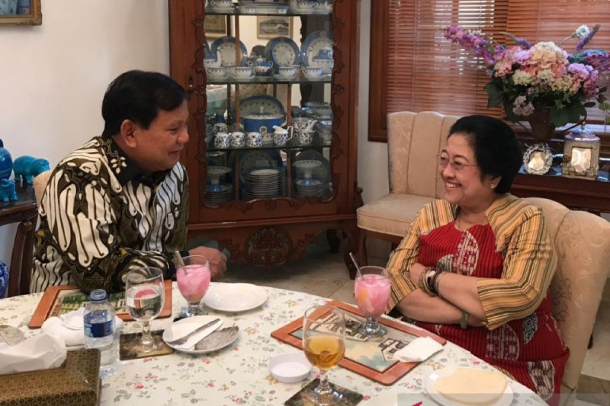 Mega dan Prabowo bincang empat mata sambil nikmati es klamud