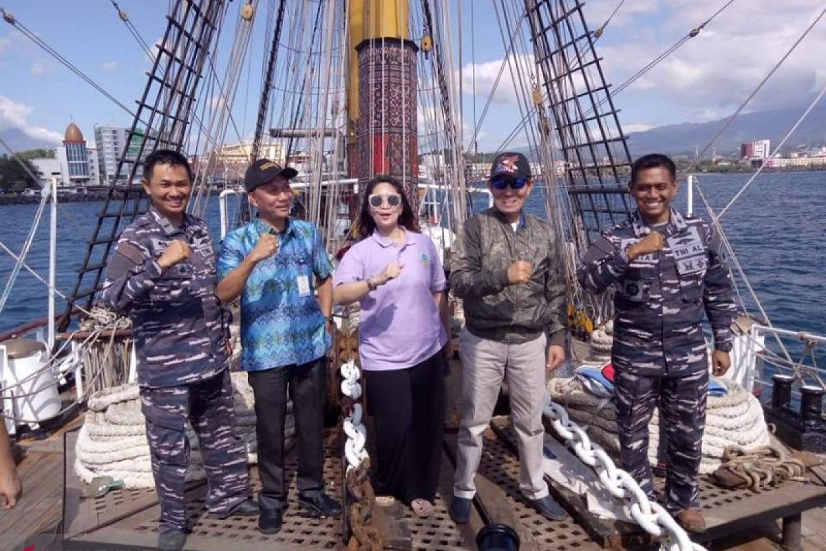 KRI Dewaruci merapat di Teluk Manado