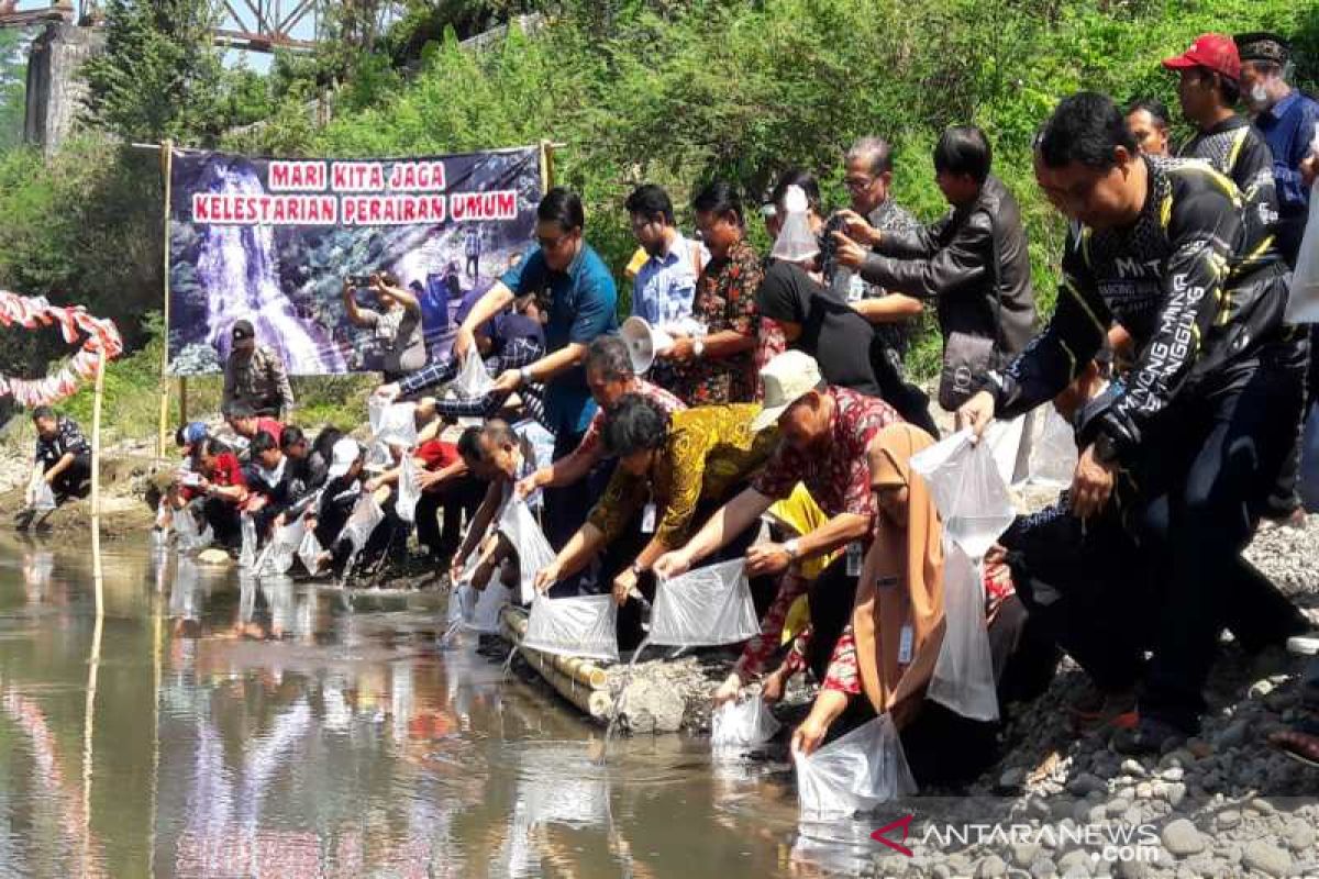 5.000 ikan uceng ditebar di perairan umum Temanggung