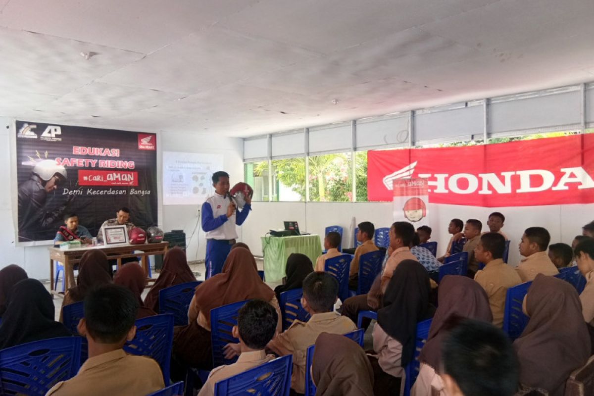 Honda edukasi 'Cari_Aman' demi kecerdasan bangsa di SMP Negeri 14 Palu