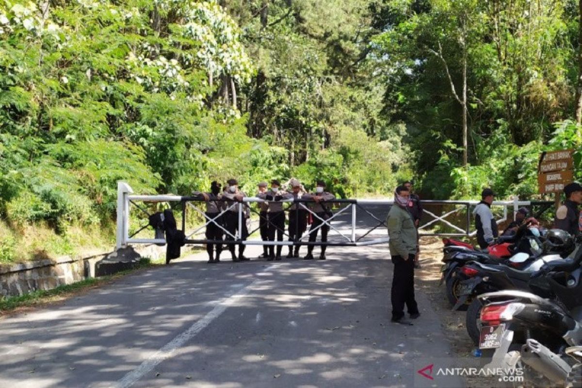 Ketebalan debu abu vulkanik pascaerupsi Tangkuban Perahu mencapai 10 cm