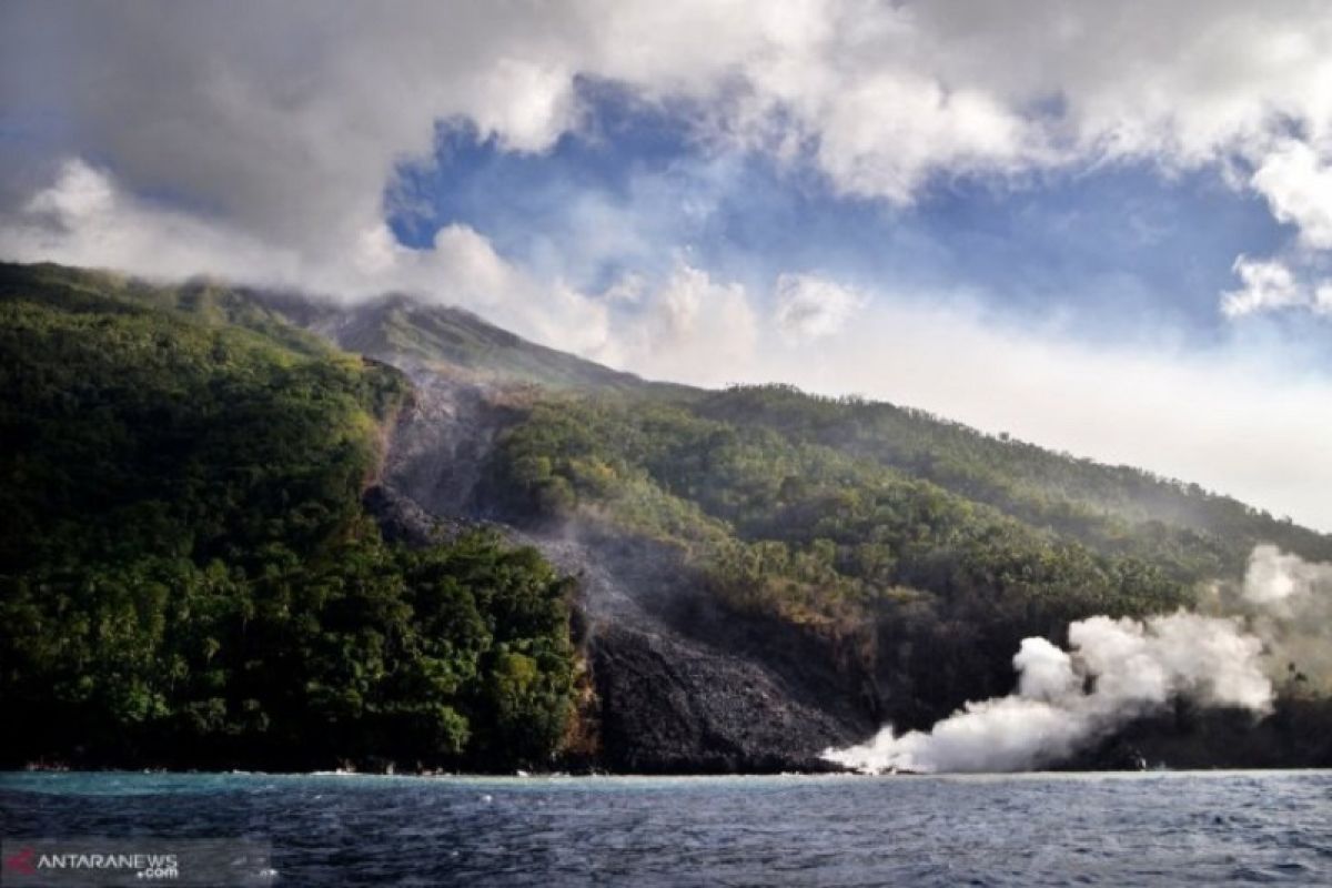 Gunung Karangetang masih luncurkan guguran lava ke arah Kali Pangi