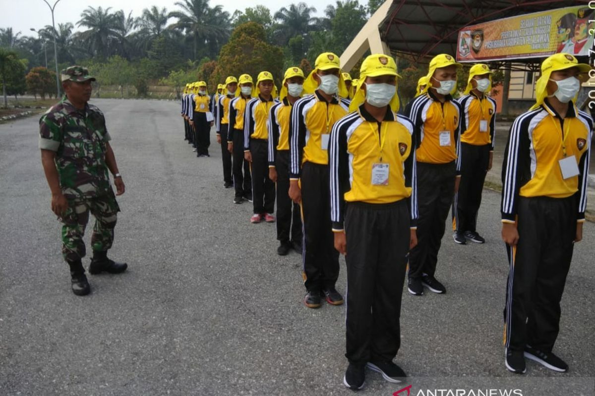 Puluhan calon Paskibraka Pelalawan latihan di tengah asap pekat