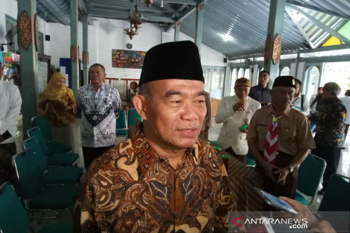 Mendikbud: 110.000 guru honorer diangkat per tahun