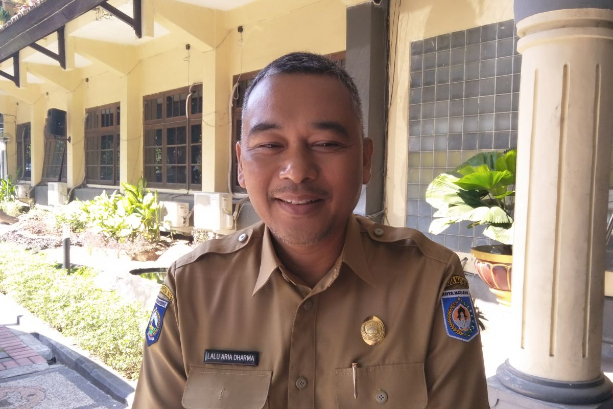 Sekwan menyiapkan ratusan undangan pelantikan anggota dewan terpilih