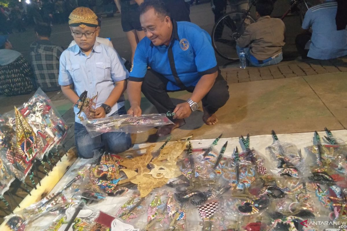 Pedagang buka lapak blangkon hingga wayang di kawasan Istana Merdeka