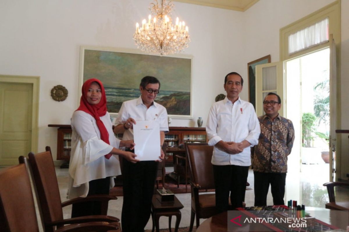 Penyerahan keppres amnesti Baiq Nuril disaksikan langsung Presiden Jokowi