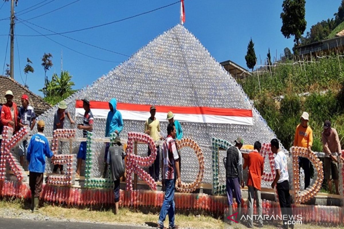 Piramida berbahan limbah plastik buatan warga Merbabu meriahkan HUT RI