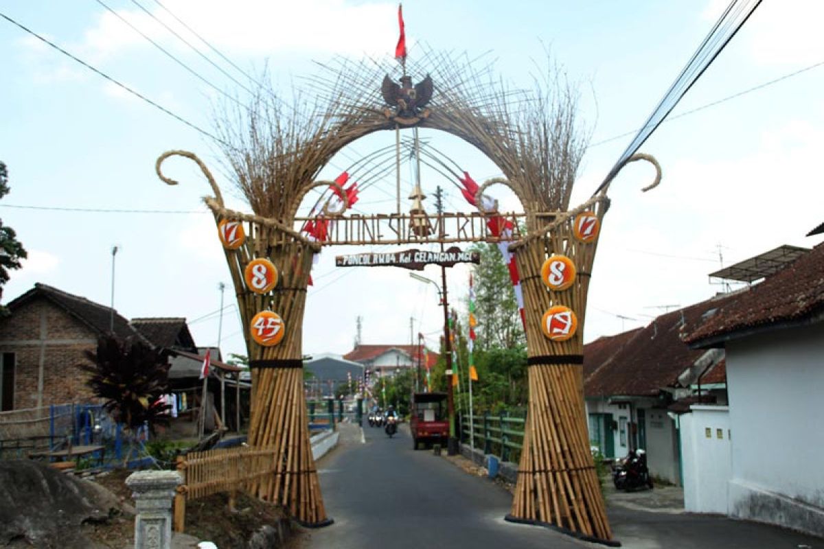 Warga Kampung Poncol membuat gapura bambu, sambut HUT RI