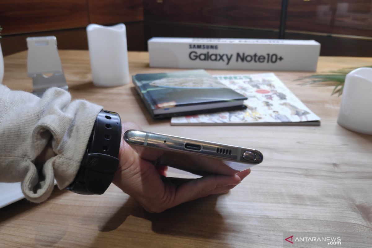 Di balik hilangnya jack earphone Samsung Galaxy Note 10