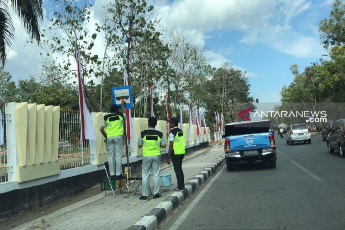 Jasa Raharja bersihkan rambu lalu lintas untuk mengurangi kecelakaan