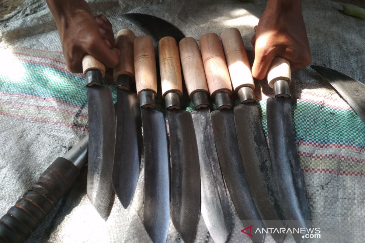 Pengrajin pisau Kudus "panen" besar jelang Idul Adha