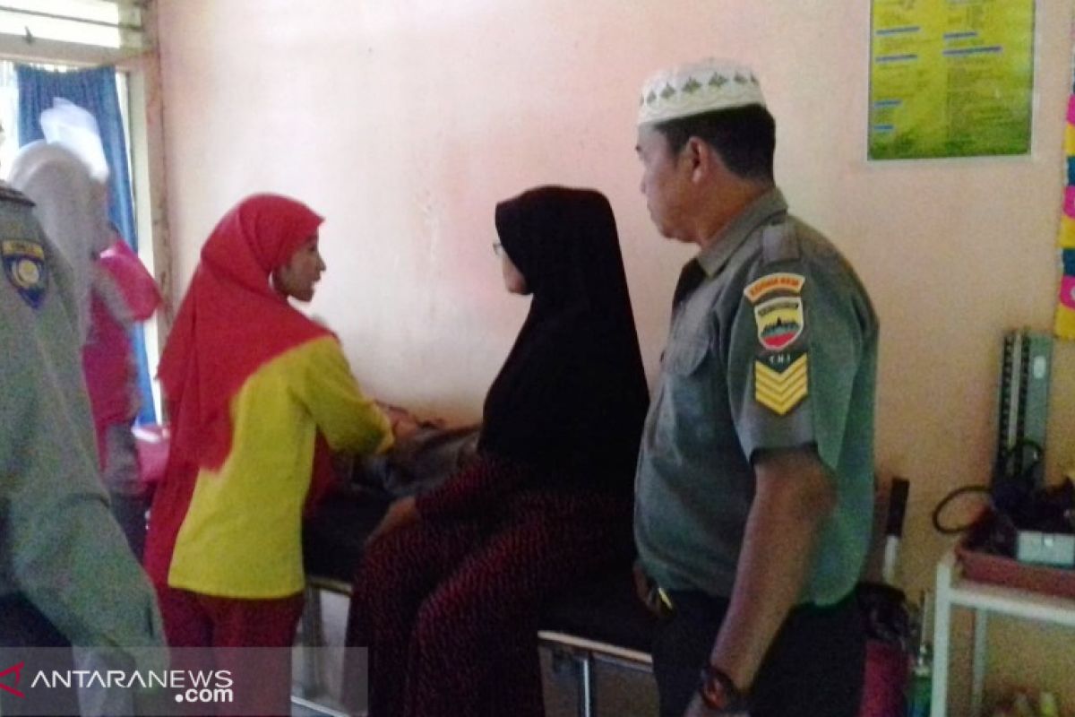 Satu warga meninggal, puluhan ibu-ibu dirawat diduga keracunan makanan