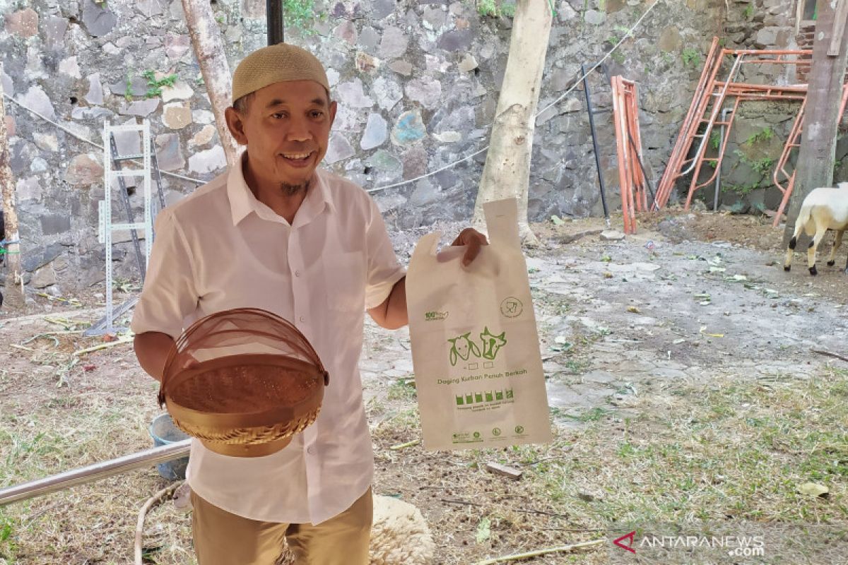 Wadah daging kurban gunakan plastik bahan singkong