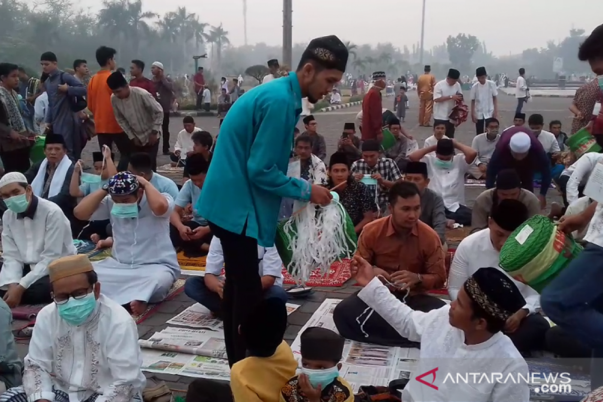 VIDEO - Panitia Salat Id bagi-bagi masker ke jamaah antisipasi asap