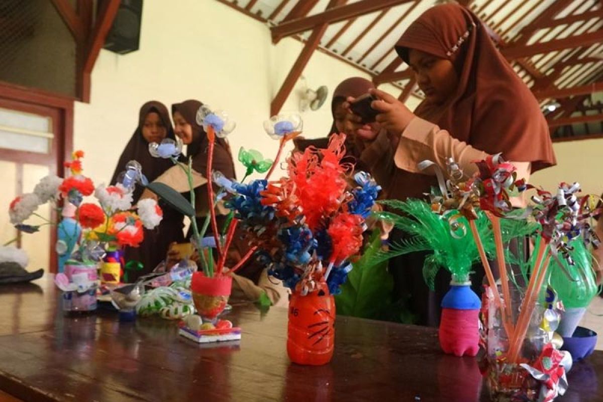 Siswa SMP 13 Kota Magelang lomba kreasi daur ulang sampah