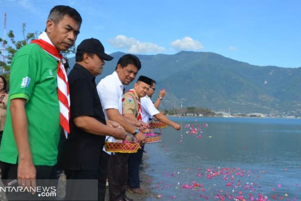 HUT Pramuka diwarnai tabur bunga di Pantai Talise