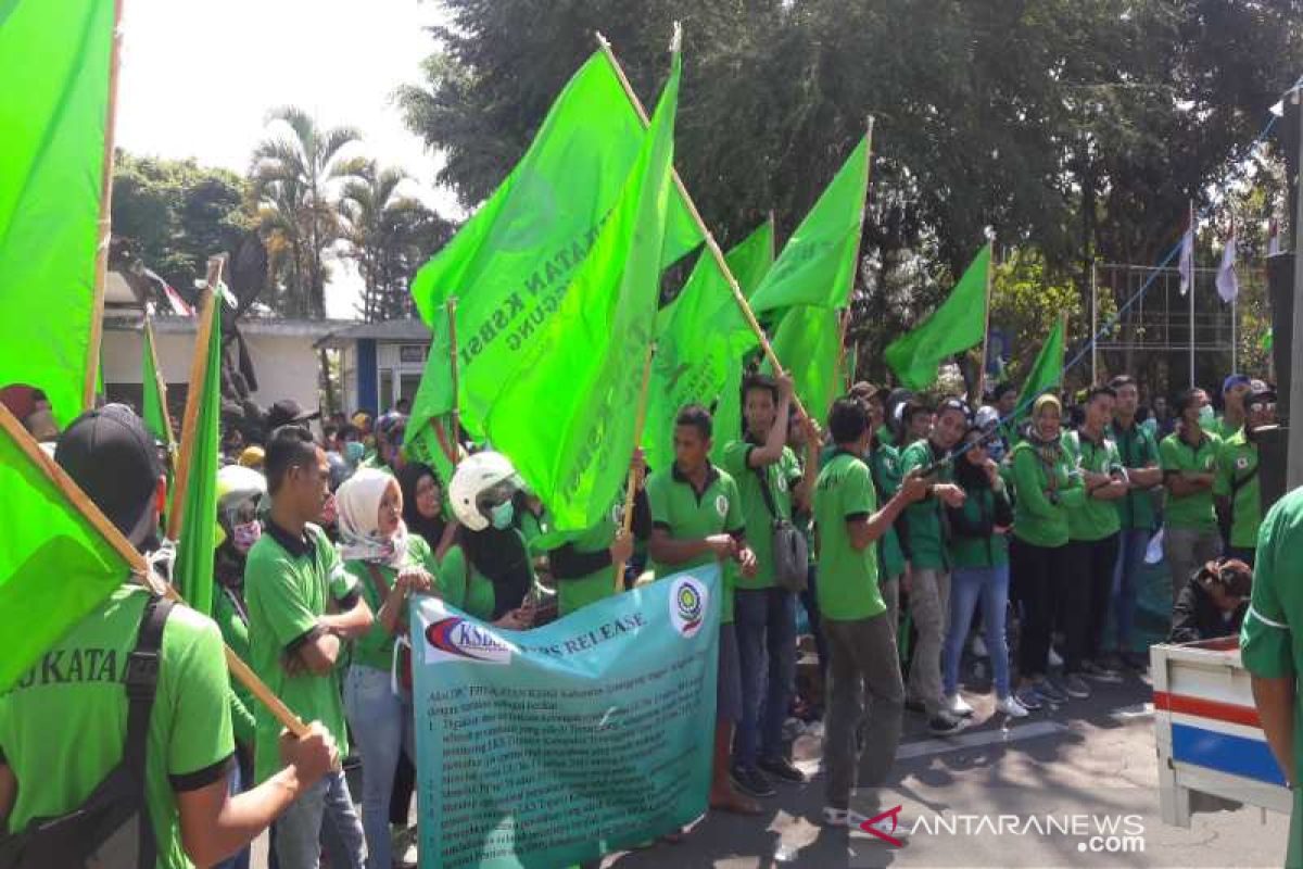 Kantor Setda Temanggung digeruduk buruh pengunjuk rasa