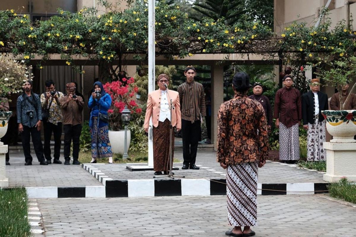 Penyerahan hadiah lomba sanitasi warnai HUT Jateng di Kota Magelang