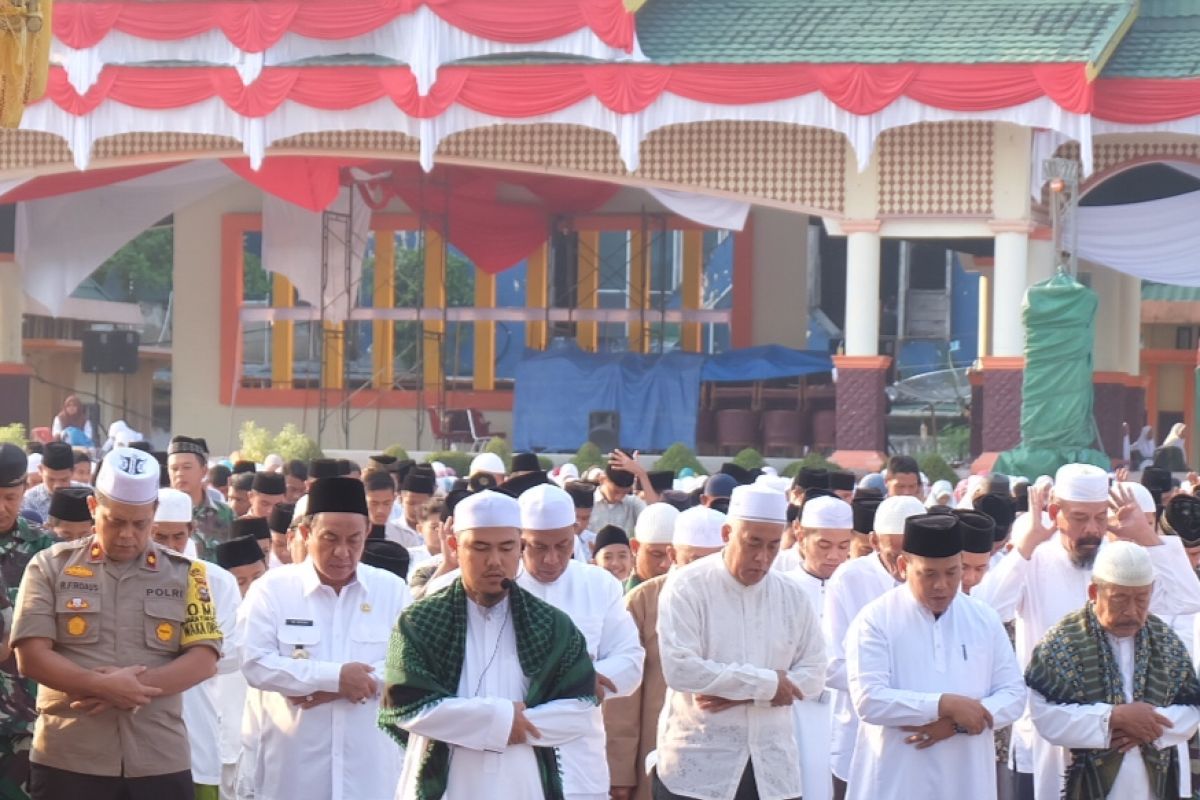 Minta turun hujan, Bupati Inhil bersama ribuan masyarakat shalat Istisqa