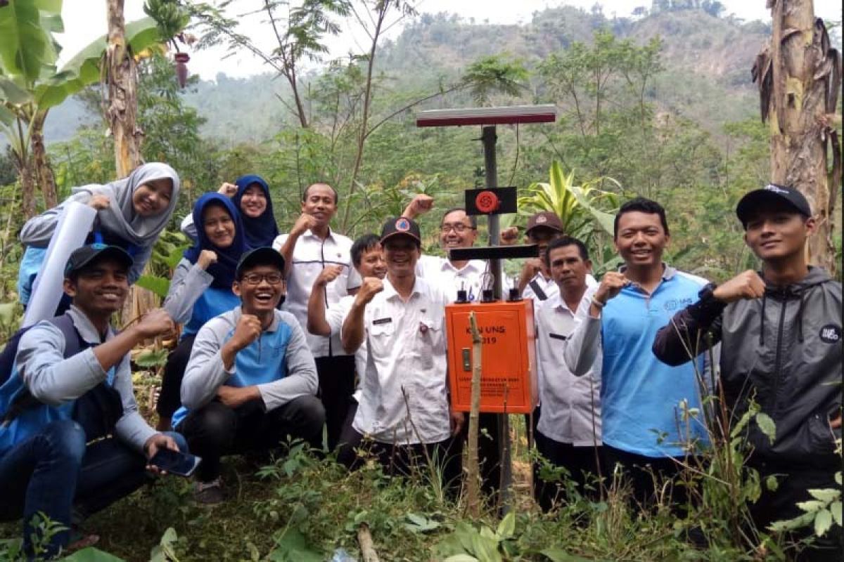 Mahasiswa UNS pasang alat peringatan dini longsor di Purbalingga