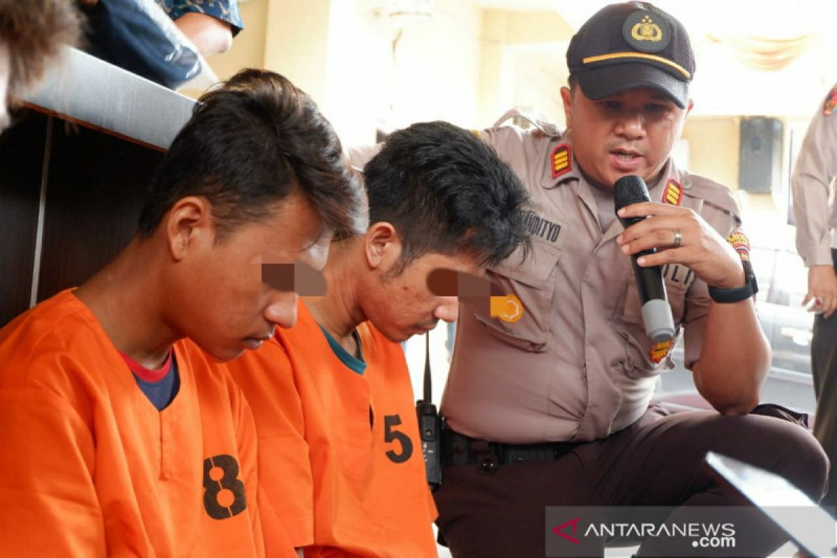 Belajar dari TV, dua pengangguran Pekanbaru nekat jadi "polisi"