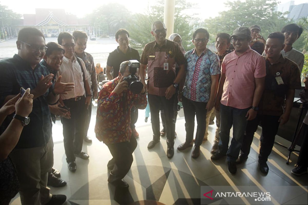 Jepret, inilah hasil foto Gubernur Riau Syamsuar ketika balik memotret fotografer Pekanbaru