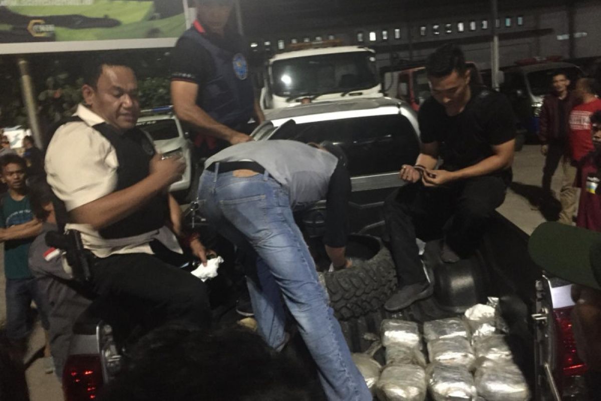 BNN  sergap  7 penyelundup sabu 20 kilogram di dalam mobil