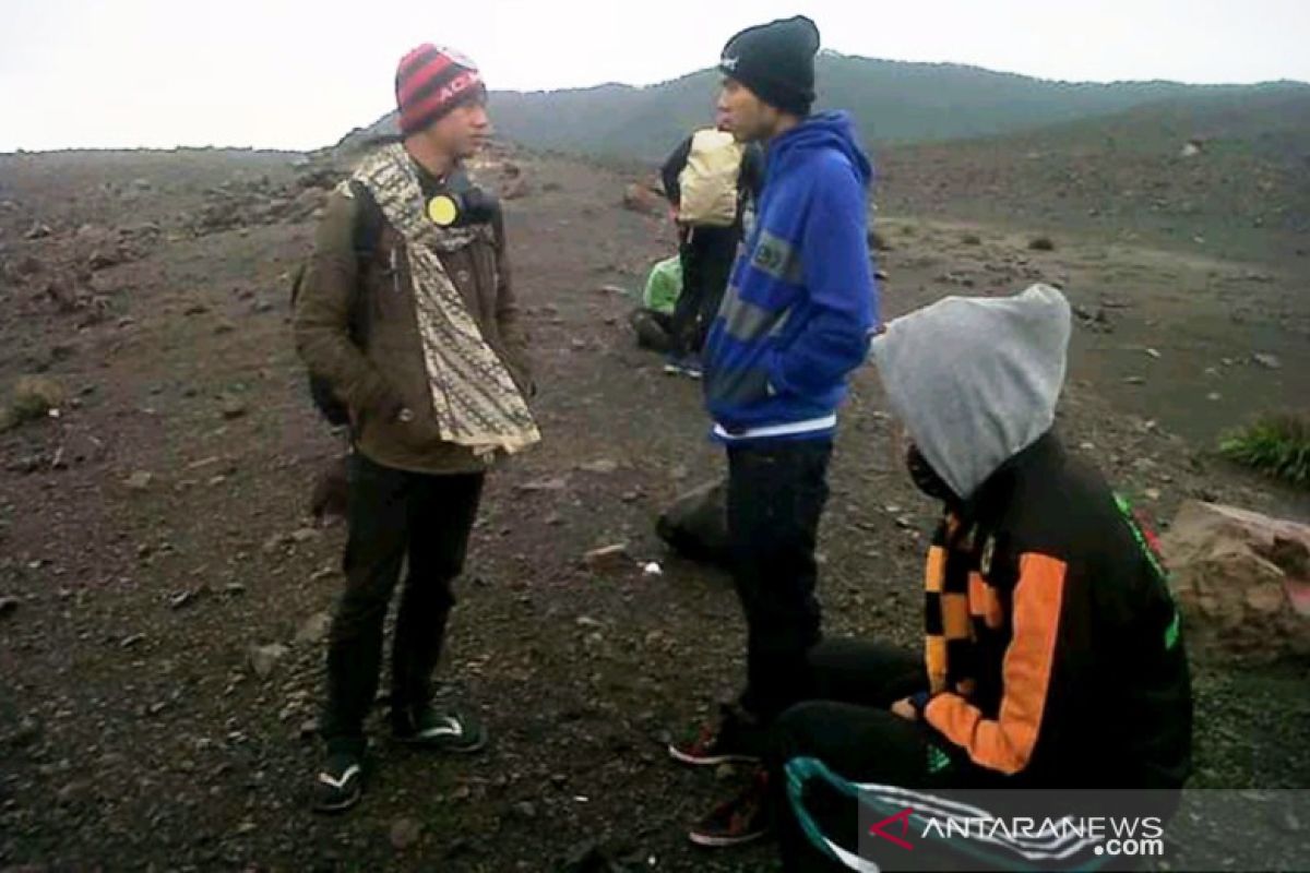 Alami luka-luka di kepala, tangan dan kaki, seorang pendaki jatuh di Gunung Marapi