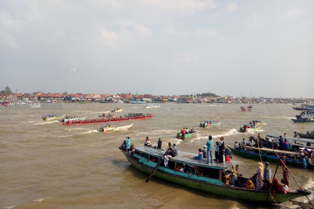 Ribuan warga Palembang meriahkan kemerdekaan nonton  lomba perahu bidar