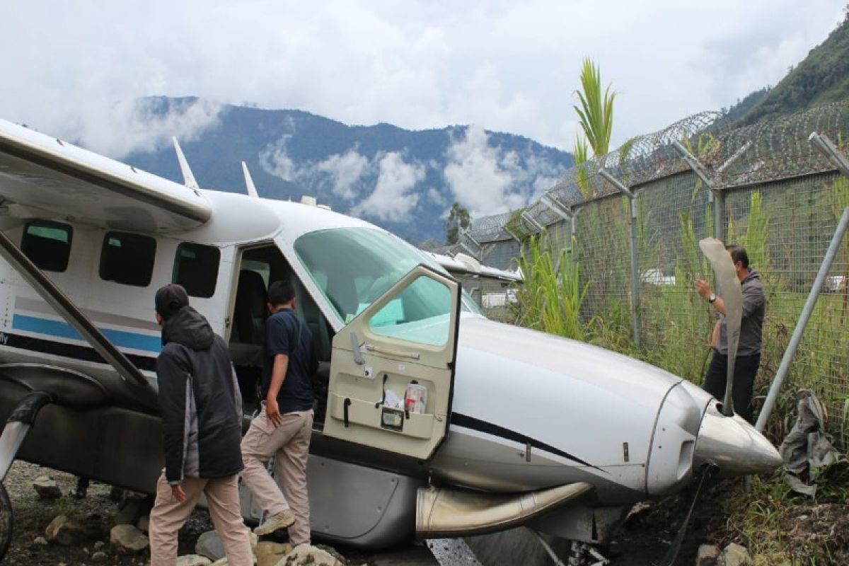 Pesawat Demonim pecah ban tergelincir di Bandara Mulia