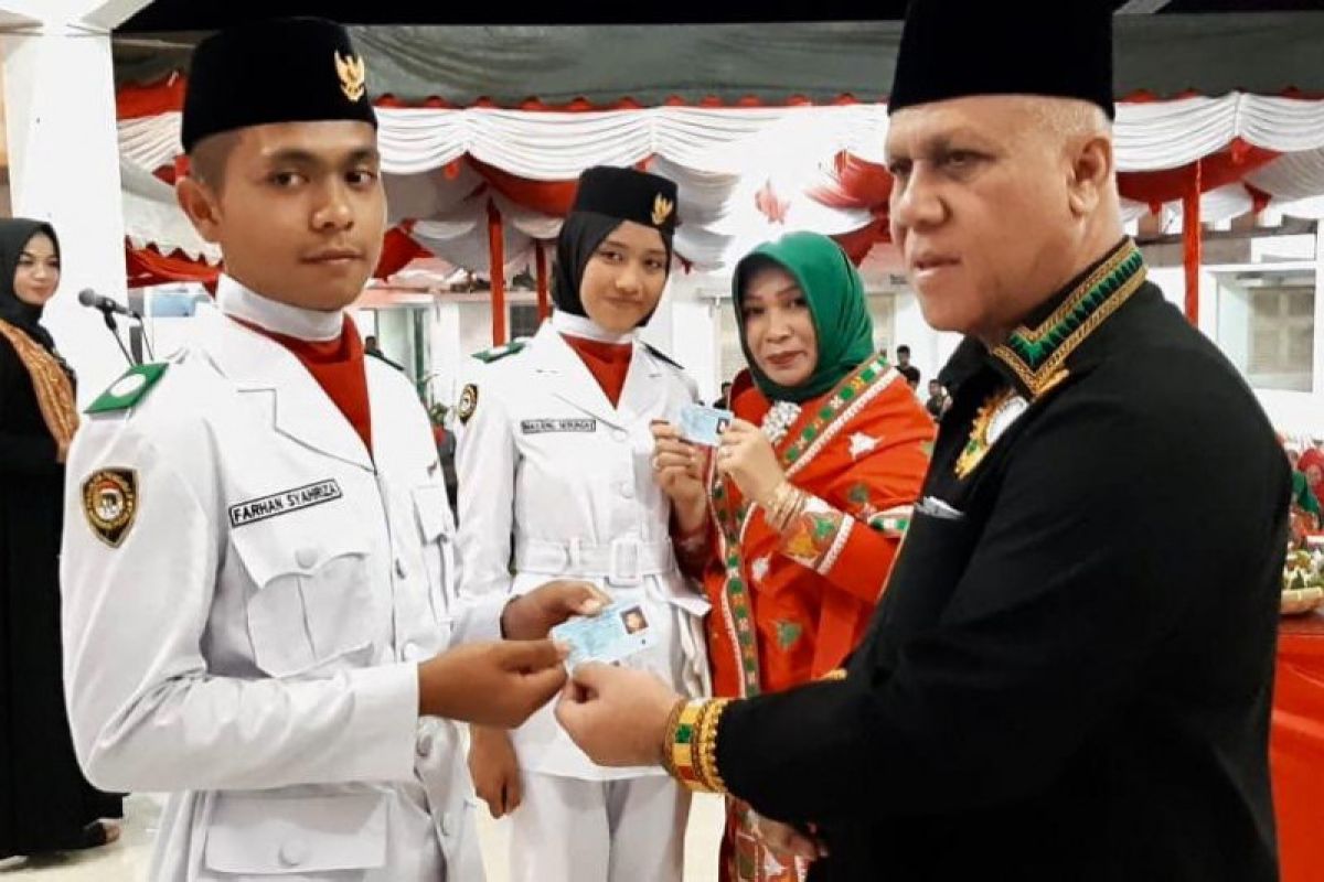 Bupati serahkan KTP elektronik pada anggota Paskibraka