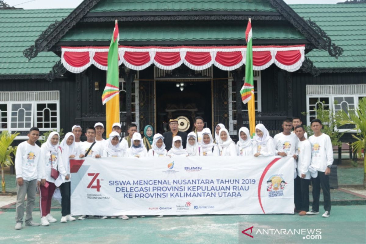 Peserta SMN Kepri kunjungi rumah adat Tidung