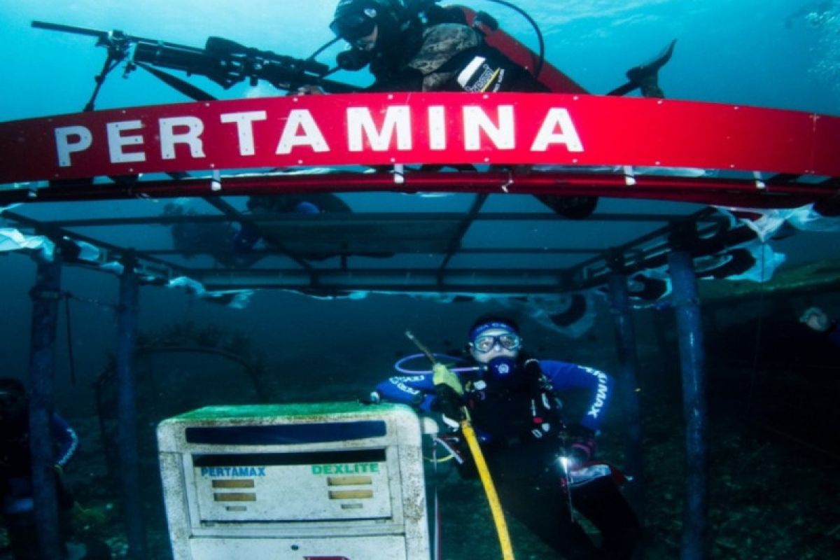 Pertamina gelar upacara bendara di bawah laut