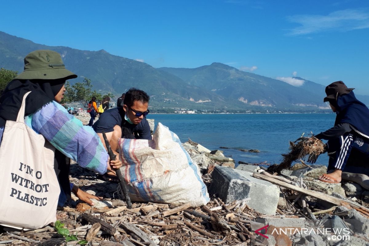 Membersihkan Teluk Palu lewat aksi Menghadap Laut 2.0