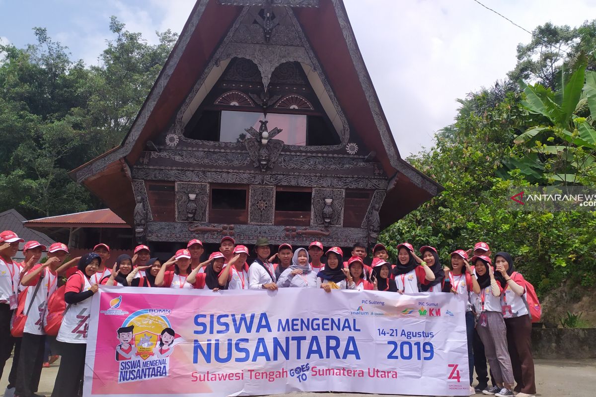 SMN asal Sulteng kunjungi  Danau Toba