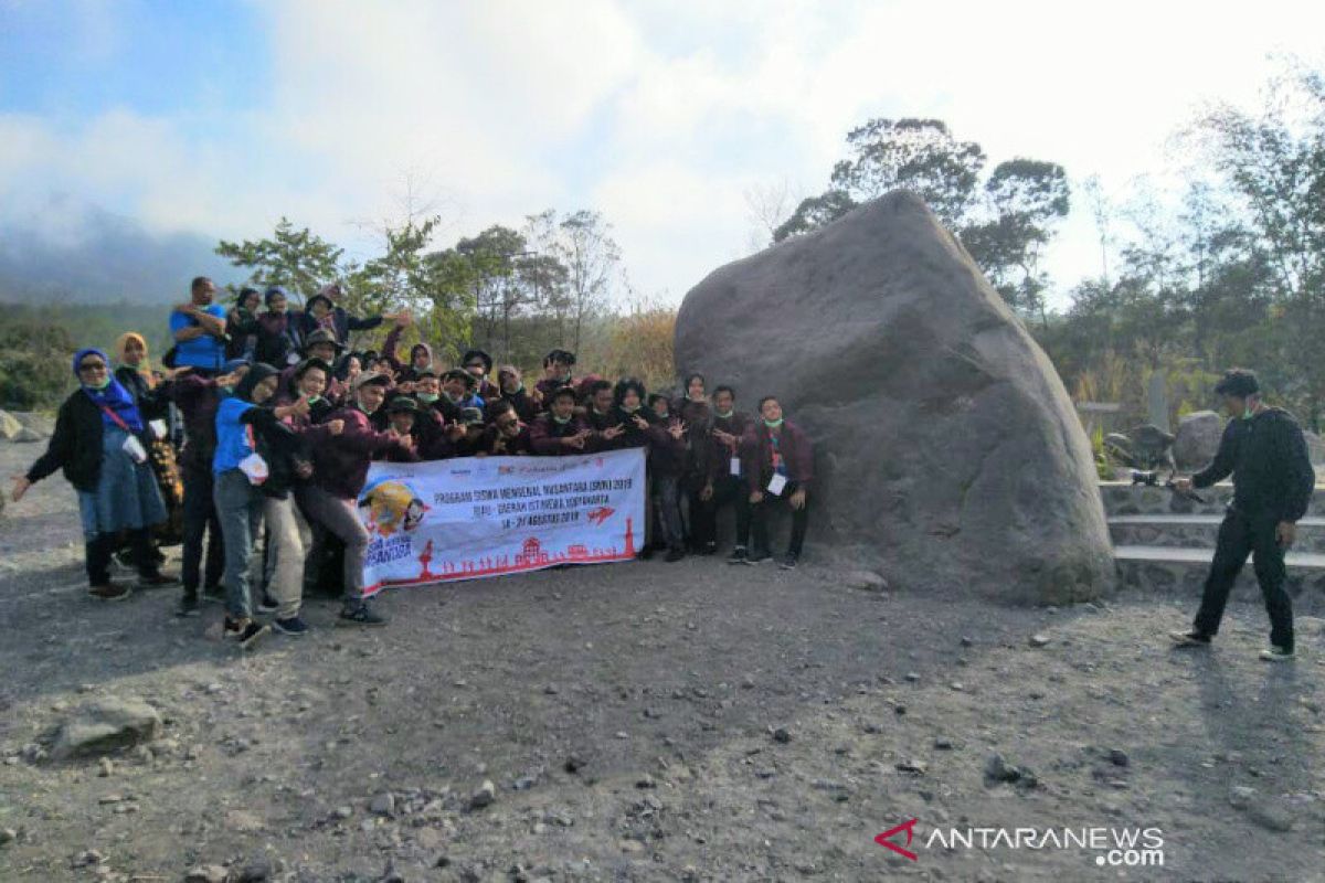 Peserta SMN Riau menikmati panorama Gunung Merapi