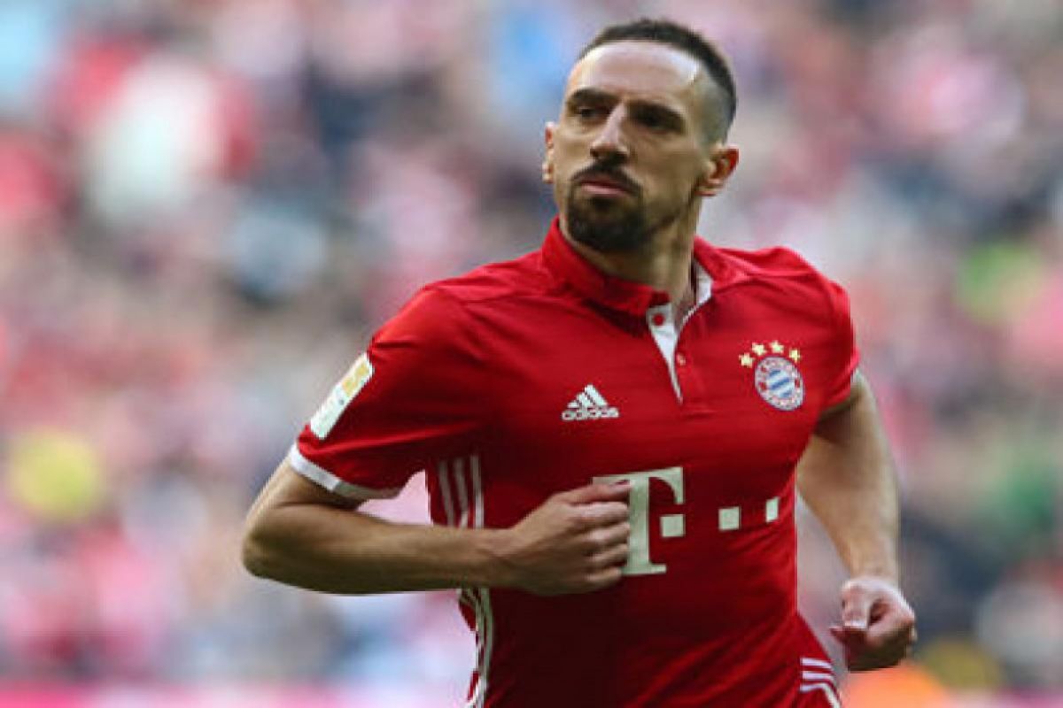 Ribery diskors tiga laga karena dorong hakim garis